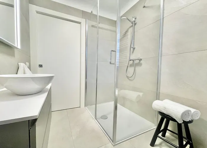 Modern House アパート メナッジョ